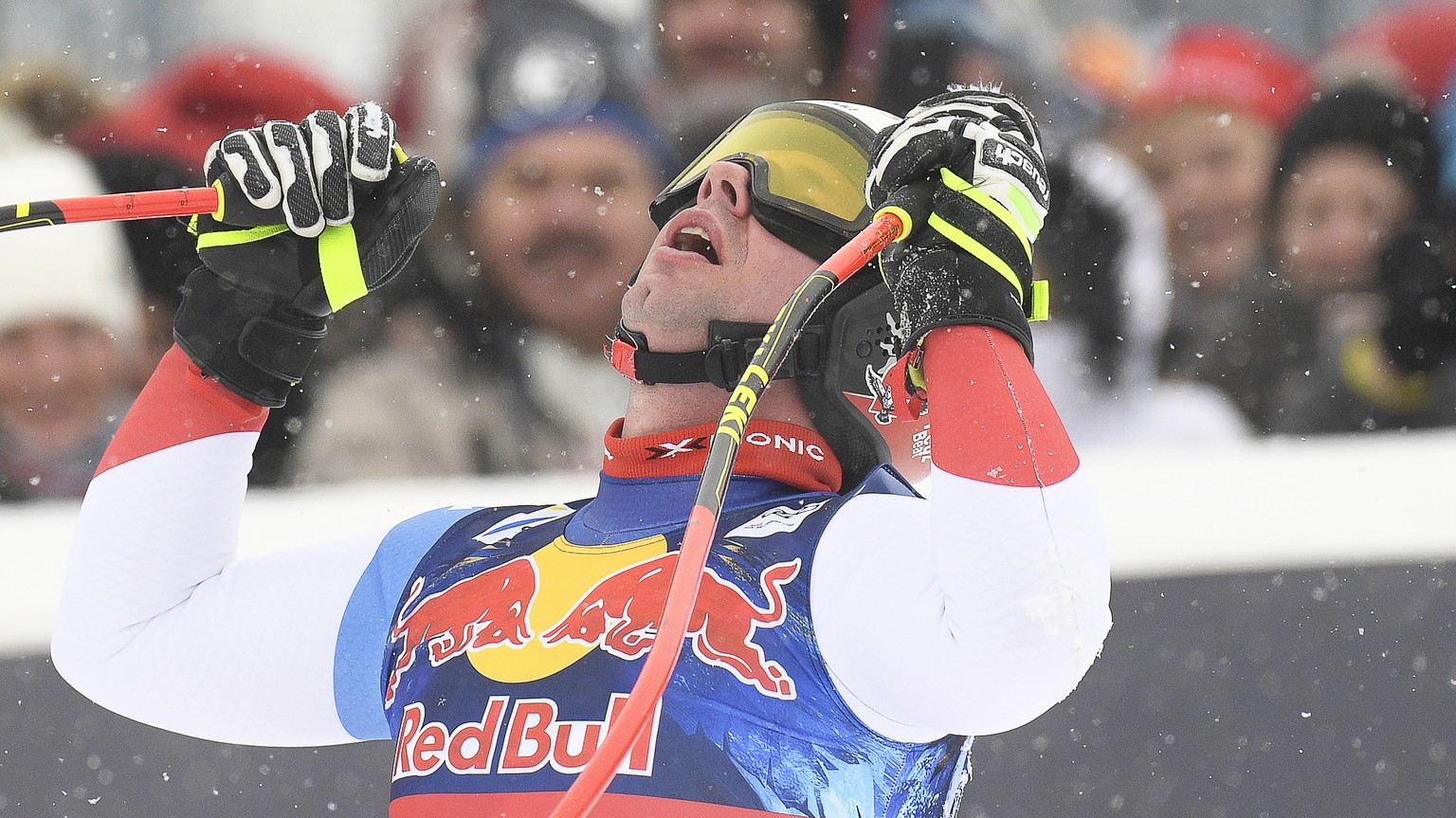 epa07317919 Beat Feuz of Switzerland reacts in the finish area during the men&#039;s Downhill race of the FIS Alpine Skiing World Cup in Kitzbuehel, Austria, 25 January 2019. EPA/CHRISTIAN BRUNA