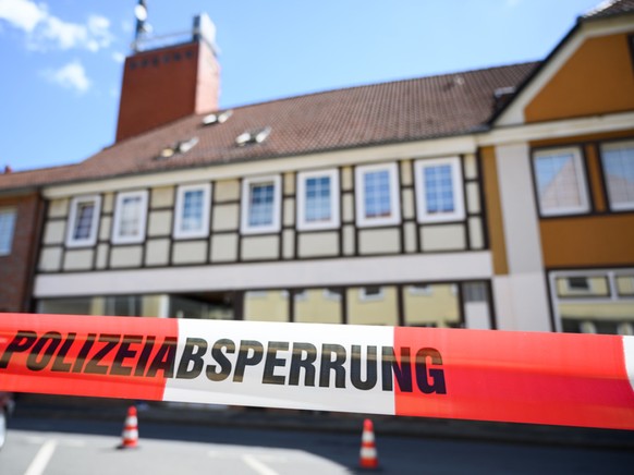 Das Haus eines der Opfer von Passau in Wittingen ist durch ein Absperrband gesichert. Dort wurden zwei weitere Leichen gefunden.