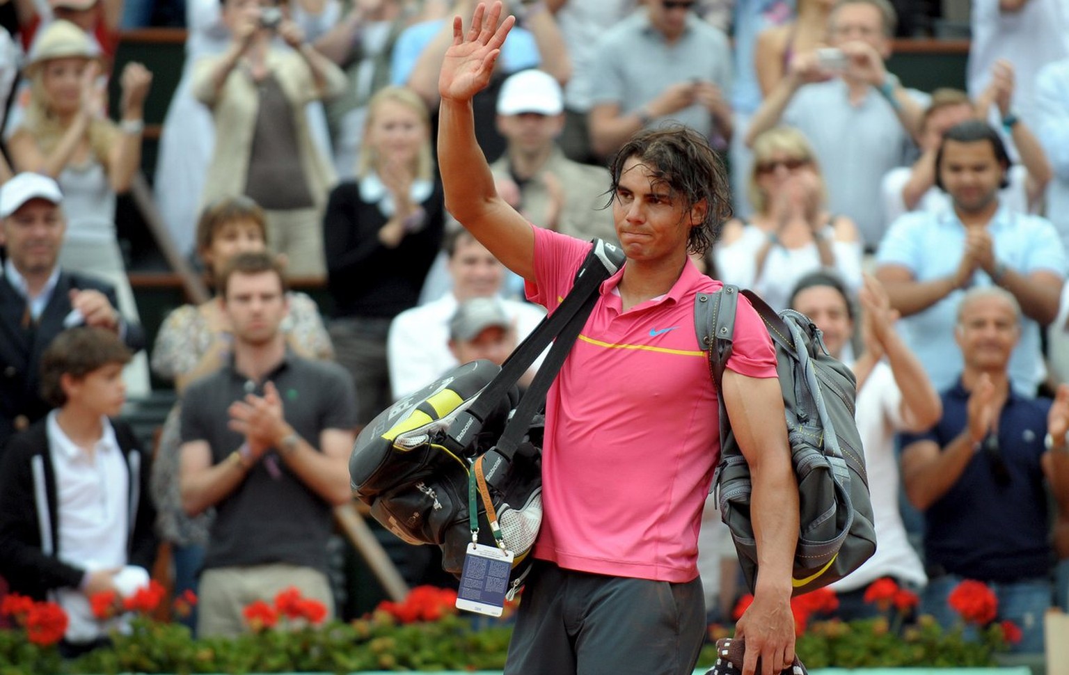 epa01747515 Rafael Nadal of Spain acknowledges the crowd after crashing out to Robin Soderling of Sweden in their fourth round match for the French Open tennis tournament at Roland Garros in Paris, Fr ...
