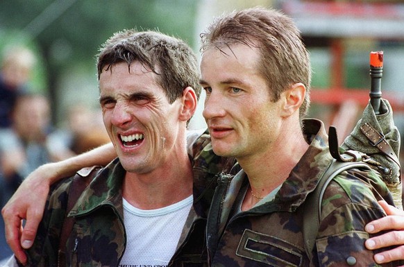 Der 57. Reinacher Waffenlauf vom 24. September 2000 hatte zwei Sieger: Die beiden Favoriten Martin von Kaenel, links, und sein Konkurrent Joerg Hafner liefen gemeinsam ins Ziel ein und teilten sich de ...