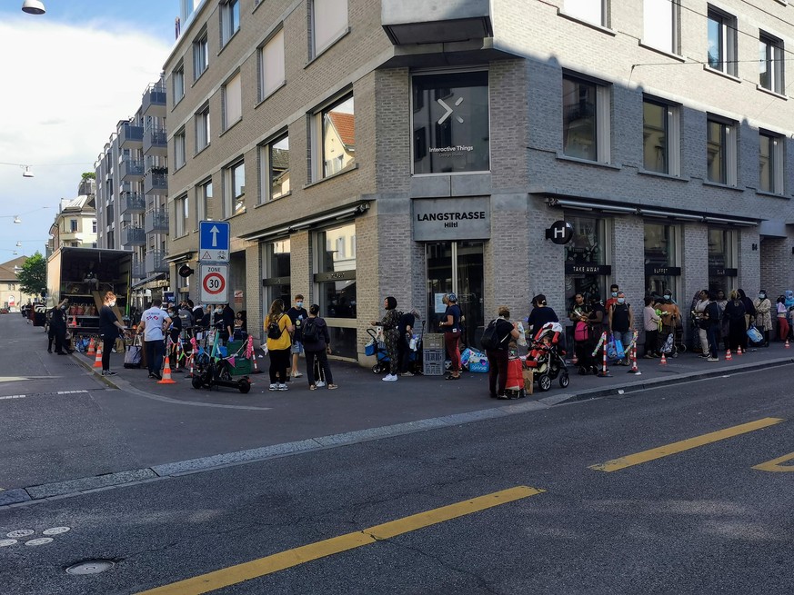 An der Langstrasse warten hunderte Menschen auf Essenspakete von Schwester Ariane.
