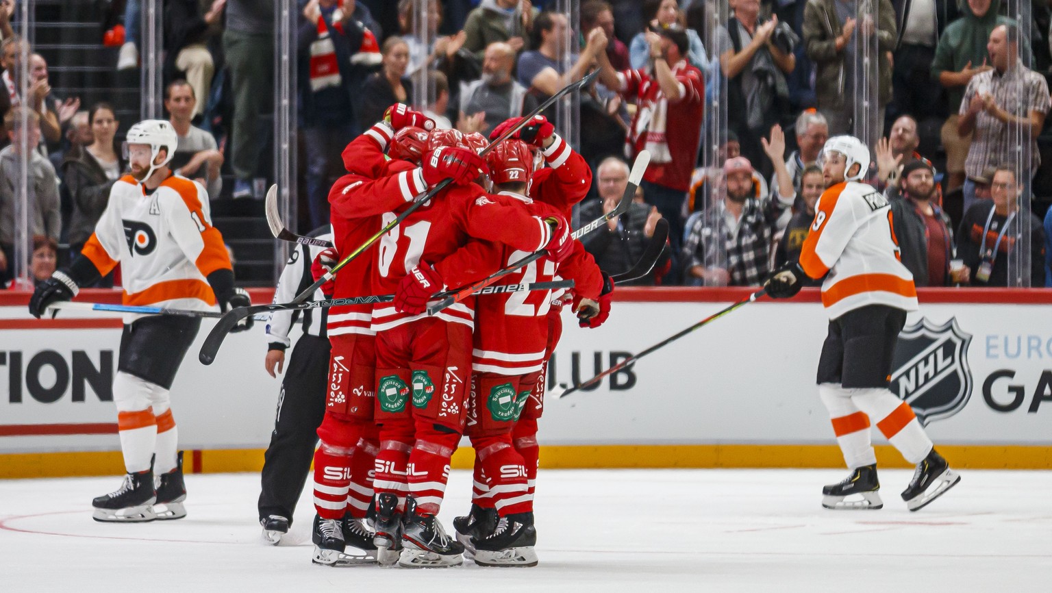 Lausanne players celebrate after Lausanne&#039;s Cory Emmerton scored during a NHL friendly game between Switzerland&#039;s Lausanne HC (LHC) and Philadelphia Flyers, in Lausanne, Switzerland, Monday, ...