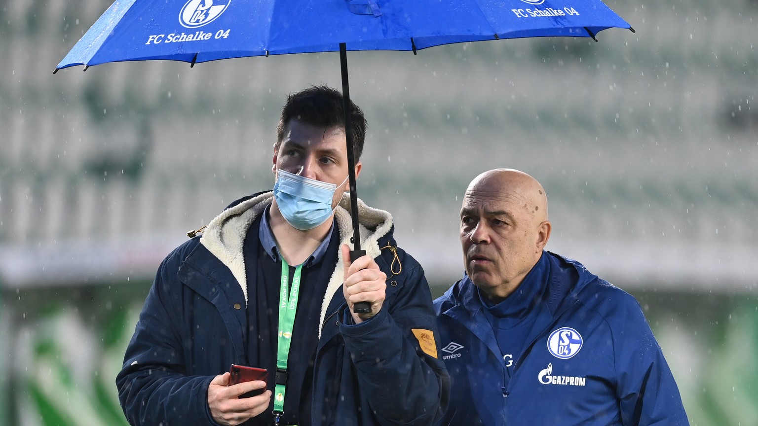 epa08985062 Christian Gross (R), head coach of FC Schalke 04 arrives for the German DFB Cup Round of Sixteen match between VfL Wolfsburg and FC Schalke 04 at Volkswagen Arena in Wolfsburg, Germany, 03 ...