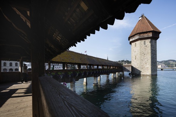 Die Kapellbruecke und der Wasserturm in Luzern, am 16. Juli 2015. (KEYSTONE/Gaetan Bally)

The bridge &quot;Kapellbruecke&quot; and the tower &quot;Wasserturm&quot; in Lucerne, Switzerland, on July 16 ...