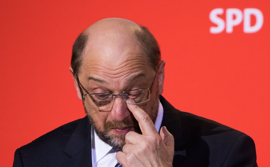epa06503422 Leader of the Social Democratic Party (SPD) Martin Schulz gestures during a press conference at the SPD headquarters Willy-Brandt-Haus, in Berlin, Germany, 07 February 2018. Schulz announc ...