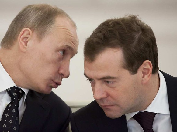Ewiges Paar? - Bald nicht mehr. Ministerpräsident Medwedew (rechts) kündigte seinen Rücktritt an. Präsident Putin (links) hat nun andere Verwendung für ihn.