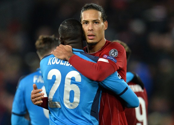 epa08029894 Virgil van Dijk (R) of Liverpool and Kalidou Koulibaly of Napoli embrace after the UEFA Champions League Group E match between Liverpool and SSC Napoli in Liverpool, Britain, 27 November 2 ...