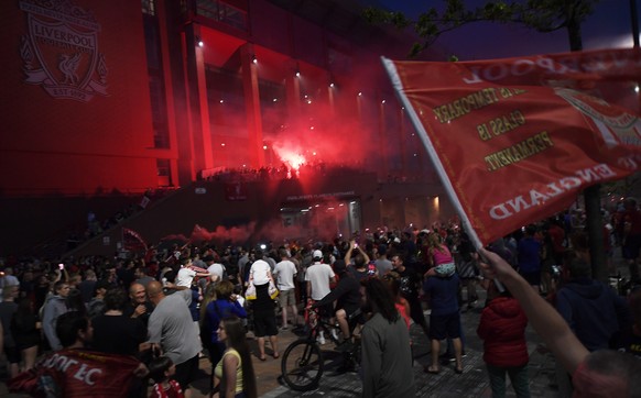 epa08509670 Ecstatic Liverpool fans celebrate outside Anfield stadium in Liverpool, Britain, 25 June 2020. Liverpool have been crowned champions of the Premier League for the first time in three decad ...