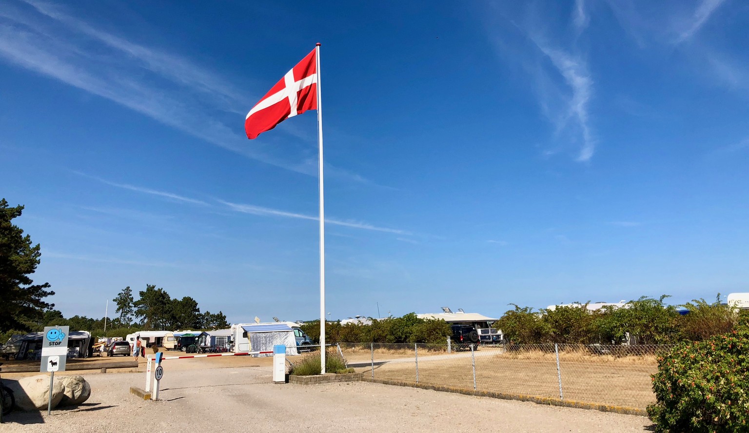 An ein australisches Straflager erinnernder Campingplatz am Dråby Strand.
