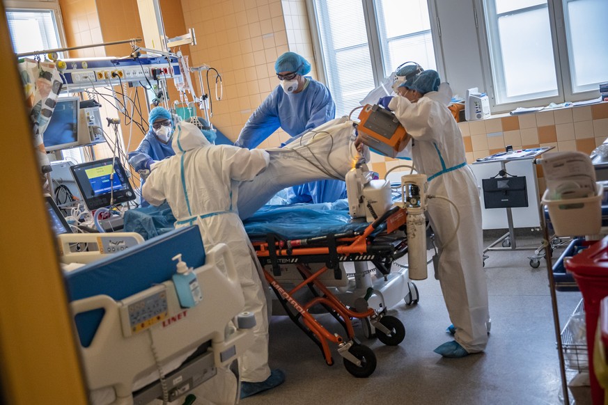 epa08757304 Healthcare workers relocated twice negative COVID-19 patient from department of anaesthesiology, resuscitation and intensive care medicine (ICU) at General University Hospital in Prague, C ...