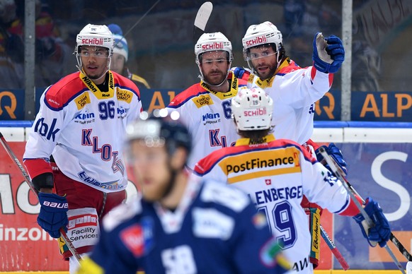 Kloten&#039;s Roman Schlagenhauf, right, celebrates the 0-2 goal, during the preliminary round game of the National League A (NLA) Swiss Championship 2016/17 between HC Ambri Piotta and EHC Kloten, at ...
