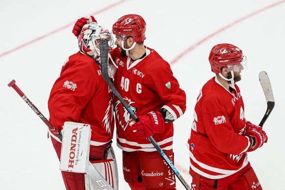 Lausanne&#039;s Etienne Froidevaux, center, congratulaters Lausanne&#039;s Luca Bolthauser, left, after winning their NHL friendly game between Switzerland&#039;s Lausanne HC (LHC) and Philadelphia Fl ...