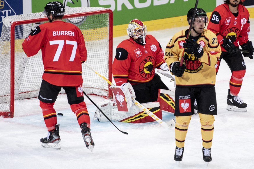 Lulea&#039;s Juhani Tyrvaeinen, right, celebrates the scores to 1-0 against BernÕs goaltender Niklas Schlegel, center, and BernÕs Yanik Burren during the Champions Hockey League first elimination roun ...