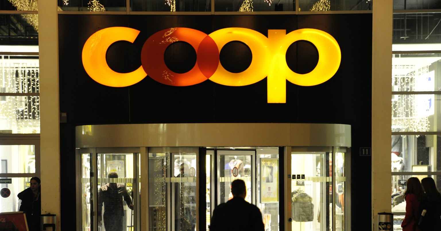 ARCHIV - Eine Coop Filliale, aufgenommen am Mittwoch, 16. November 2011, in Zuerich. Die Coop-Gruppe hat sich 2014 erfreulich entwickelt und den Nettoerloes um 1.4% auf fast CHF 28.2 Milliarden gestei ...