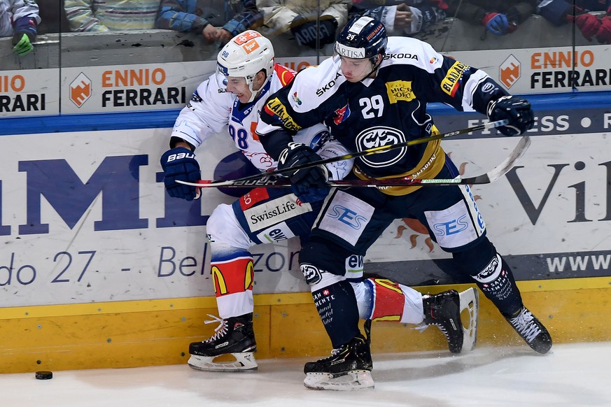Ambri&#039;s player Michael Fora right, figh for the puck with Zsc&#039;player Marco Miranda left, during the preliminary round game of National League A (NLA) Swiss Championship 2018/19 between HC Am ...