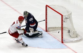 Weissrusslands Captain Alexej Kaljuschni bucht beim Überraschungssieg gegen die USA einen Doppelpack.