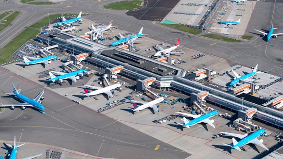 Flugzeuge auf dem Flughafen Schiphol bei Amsterdam