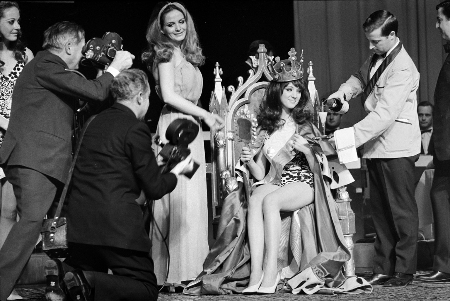 Die frisch gekuerte Miss Schweiz 1969, Liselotte Pauli, wird fleissig fotografiert und gefeiert, aufgenommen am 29. Maerz 1969. (KEYSTONE/Str)