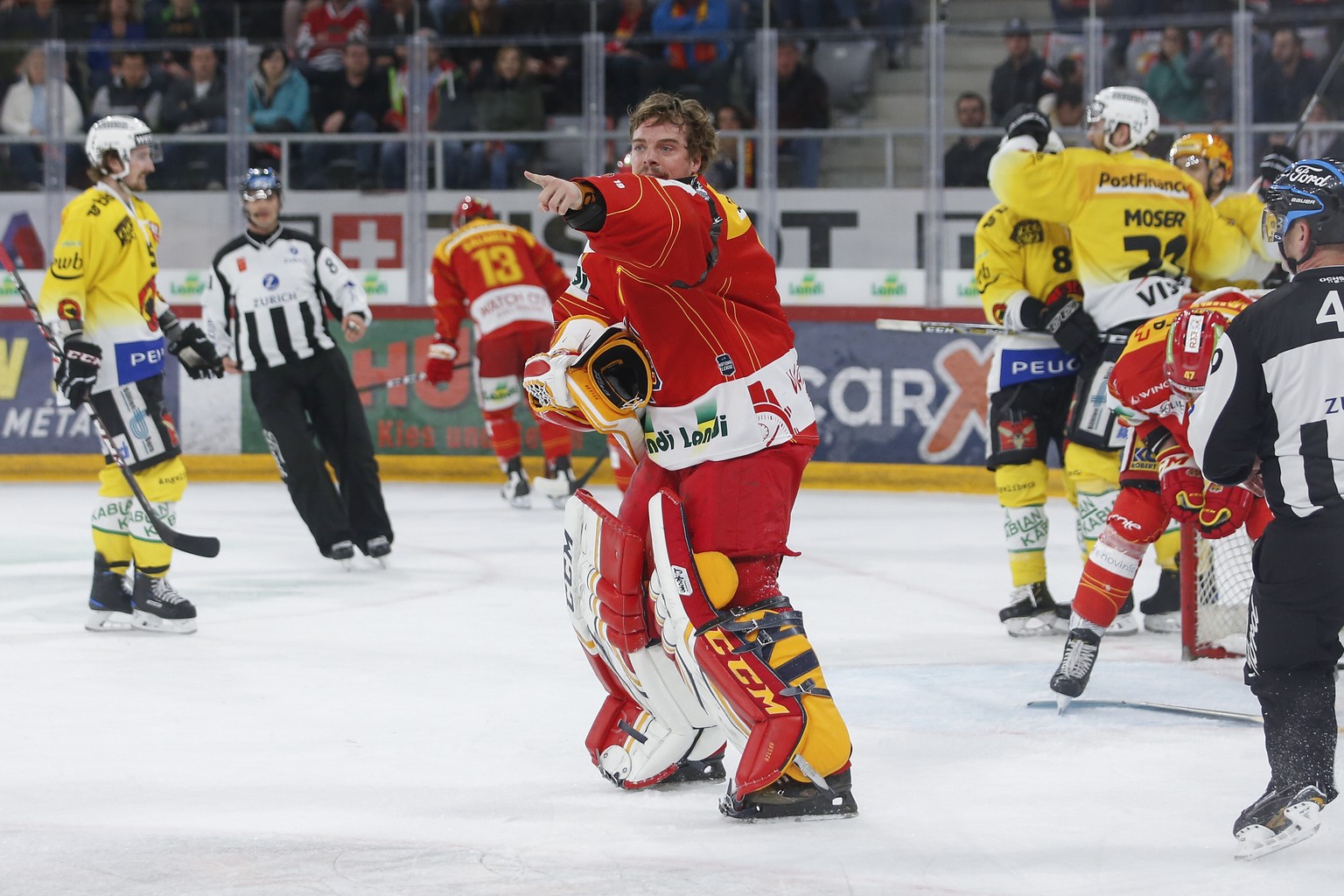 Biels Torhueter Jonas Hiller reklamiert nach dem ersten Tor der Berner durch Simon Moser zum 0-1, im vierten Eishockey Playoff-Halbfinalspiel der National League zwischen dem EHC Biel und dem SC Bern, ...