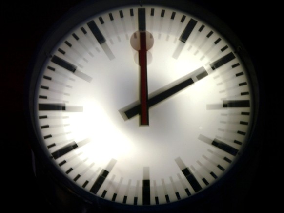 Ende der Sommerzeit: in der Nacht auf nächsten Sonntag werden die Uhren um drei Uhr eine Stunde zurück auf zwei Uhr gedreht.