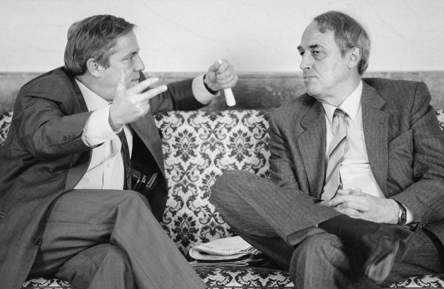 Christoph Blocher, links, diskutiert zusammen mit Helmut Hubacher, rechts, in der Wandelhalle des Parlamentsgebaeudes am 16. Juni 1987 in Bern. (KEYSTONE/Str)