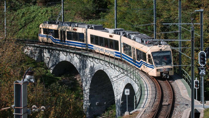 Blick auf einen Zug des Centovalli-Express auf der Centovalli-Bahnlinie, am Freitag, 19. Oktober 2018 in Centovalli. (KEYSTONE/Ti-Press/Pablo Gianinazzi)