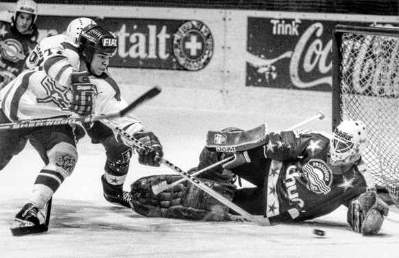 Der Klotener Manuele Celio versucht den Churer Goalie Renato Tosio auszuspielen, aufgenommen am 7. Februar 1987 in Chur beim Meisterschaftsspiel der Nationalliga A EHC Chur gegen den EHC Kloten. Die B ...