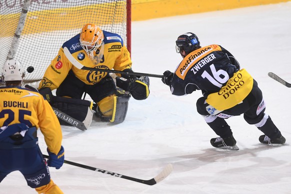 Ambri&#039;s player Dominic Zwerger, right, scores the 1-0 goal, against Davos&#039;s goalkeeper Anders Lindbaeck, left, during the regular season game of the National League Swiss Championship 2018/1 ...