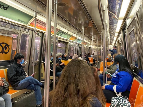 New York in den US-Wahlwochen 2020: Hier in einer Subway.
