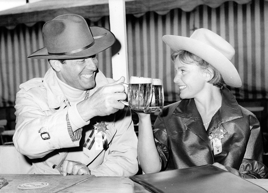 Actor Paul Hubschmid toasts with a mug of beer with Maria Schell in Berlin, Germany, August 8, 1962.(KEYSTONE/AP Photo/Str) === ===