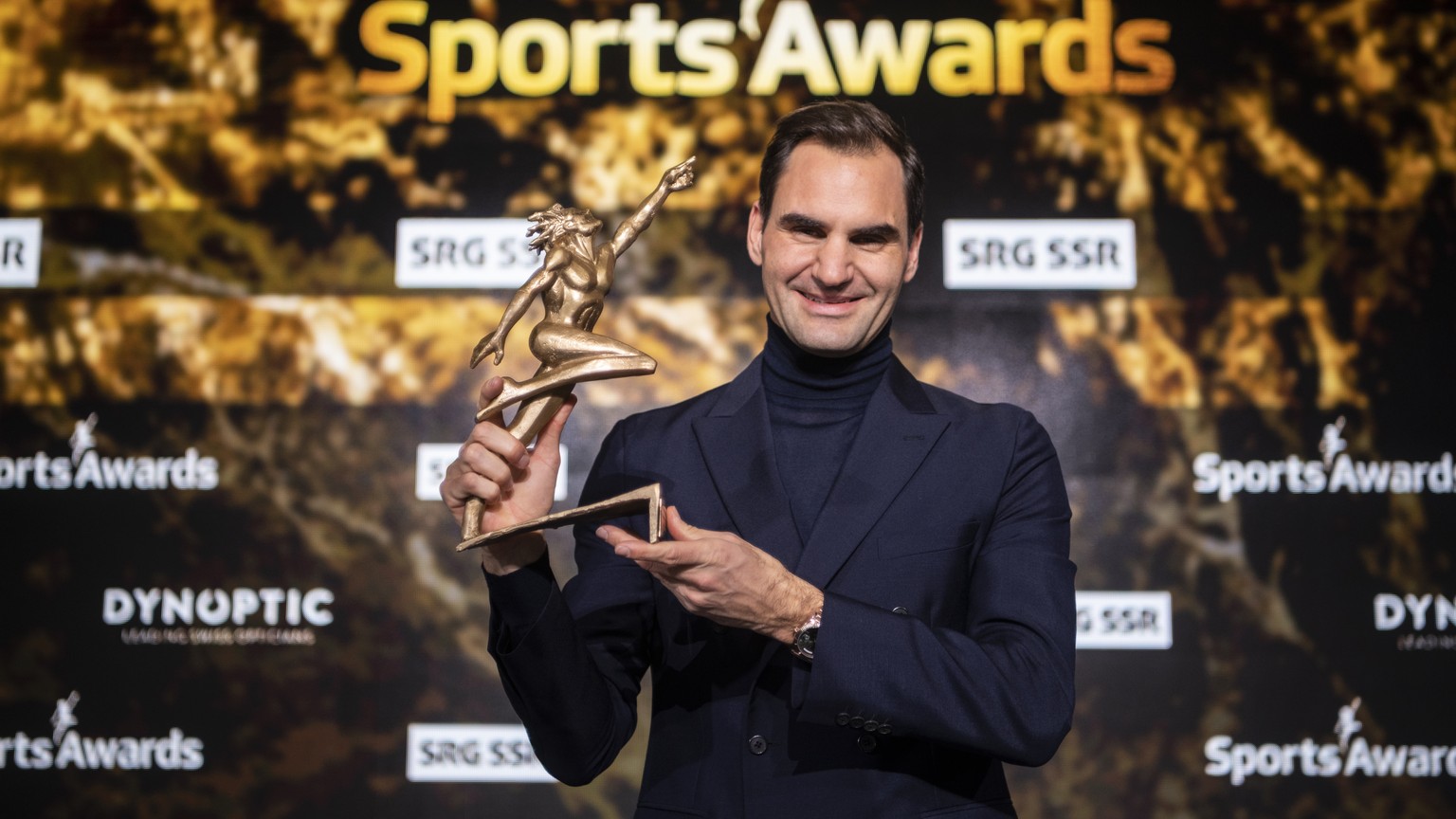 Tennisspieler Roger Federer erhaelt den Preis als &quot;Bester Sportler aus 70 Jahren&quot; an der Verleihung der Sports Awards 2020, aufgenommen am Sonntag, 13. Dezember 2020, in Zuerich. (KEYSTONE/E ...