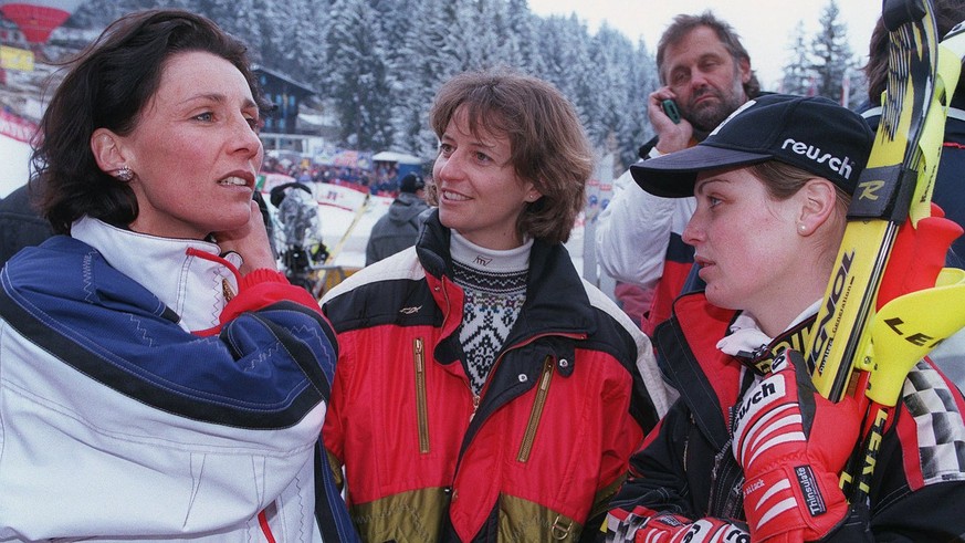 Die ehemaligen Schweizer Skiasse Maria Walliser und Chantal Bournissen (von links) unterhalten sich am Freitag, 13. Maerz 1998, im Zielraum des Weltcup Finales in Crans Montana mit der aktiven Skirenn ...