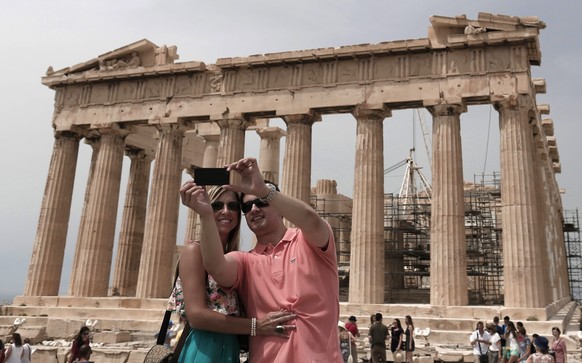 Selfie vor der Akropolis in Athen: Griechenland ist preislich hochattraktiv.