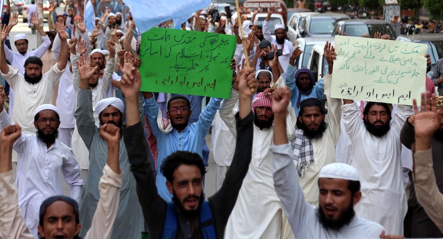 epa08646845 Supporters of Muslim Student Organization Pakistan hold placards and shout slogans during a protest against the reprinting of caricatures of Prophet Mohammad by French magazine Charlie Heb ...