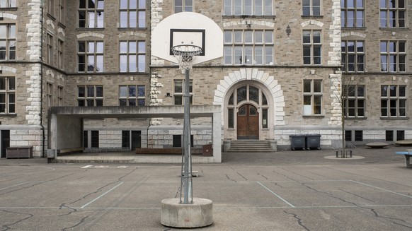 Ein leerer Pausenplatz einer Schule in Zuerich, aufgenommen am Samstag, 14. Maerz 2020. (KEYSTONE/Ennio Leanza)