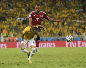 Zuniga tackelt Neymar.