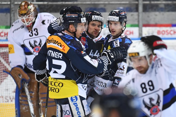 Ambri&#039;s Cory Emmerton celebrates with teammates Diego Kostner and Nick Plastino, from right, the 4-3 goal, during the preliminary round game of National League Swiss Championship between HC Ambri ...