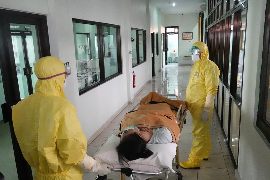 epa08212243 Health workers in protective suits take part in a drill in handling coronavirus (SARS-CoV-2) cases at a hospital in Denpasar, Bali, Indonesia, 12 February 2020. The disease caused by the n ...