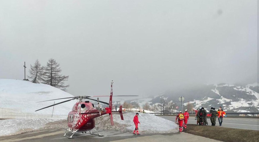 Mitglieder der Armee werden per Helikopter ins Spital geflogen.