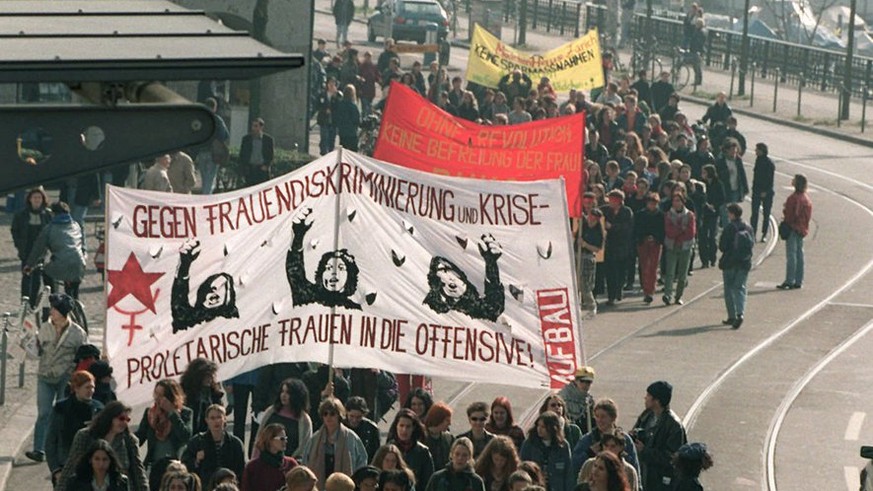 Rund 1000 Frauen nehmen am 8. Maerz 1997 in der Innenstadt in Zuerich an einer Kundgebung zum Internationalen Frauentag teilg. Sie protestieren gegen die weltweite Ausbeutung und Diskriminierung von F ...