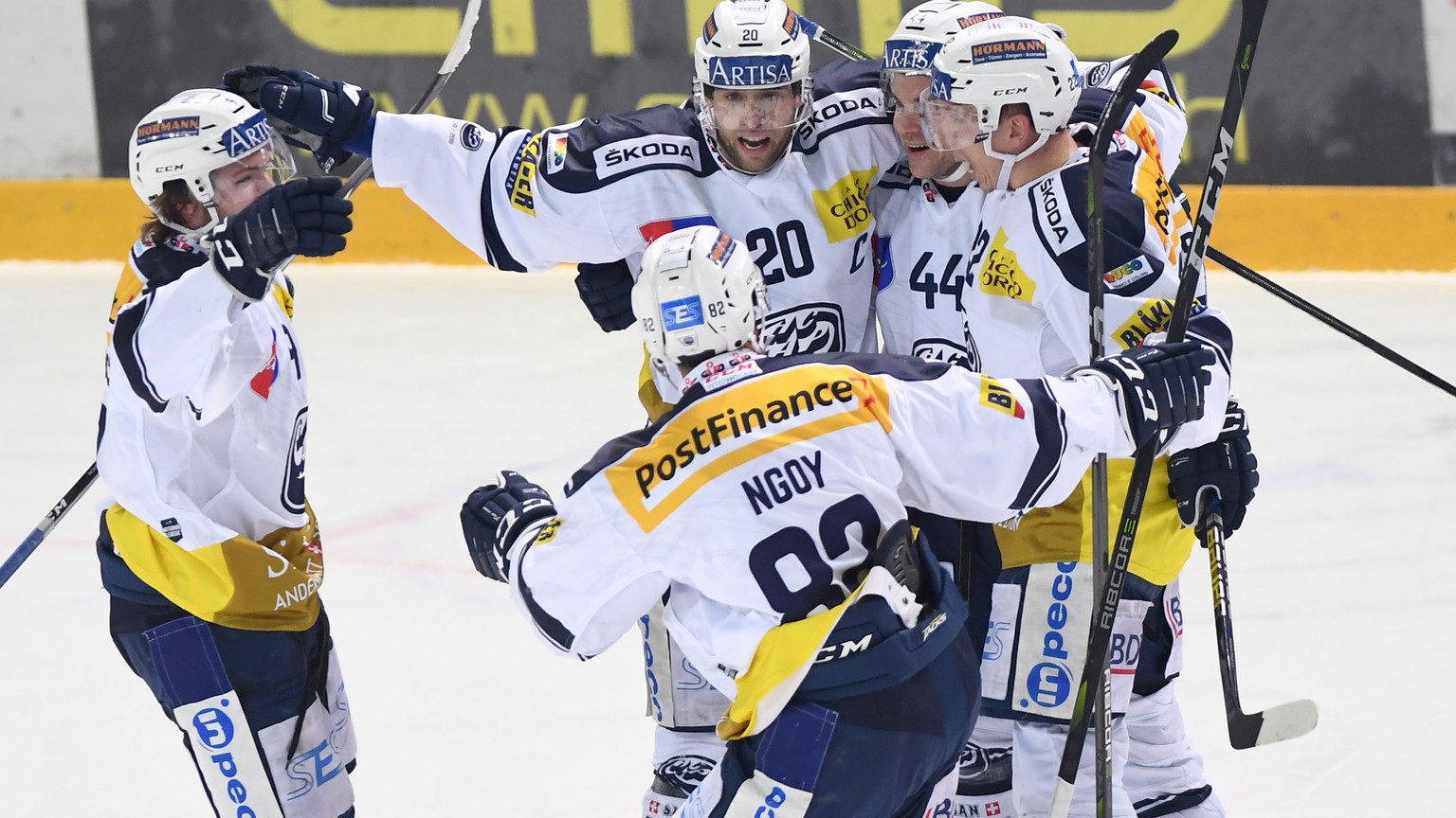 Ambri&#039;s player Elias Bianchi, center, celebrates the 0 - 3 goal, during the preliminary round game of National League Swiss Championship 2018/19 between HC Lugano and HC Ambri Piotta, at the Corn ...