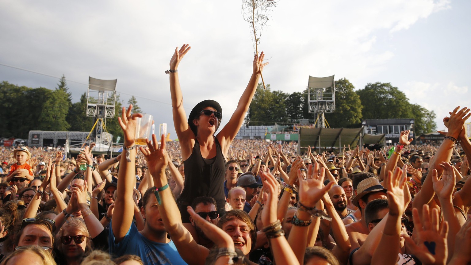 epa04853636 Fans cheer during the performance of Swiss band &#039;Patent Ochsner&#039; as they perform at the Gurten music open air festival in Bern, Switzerland, 19 July 2015. The Gurtenfestival runs ...