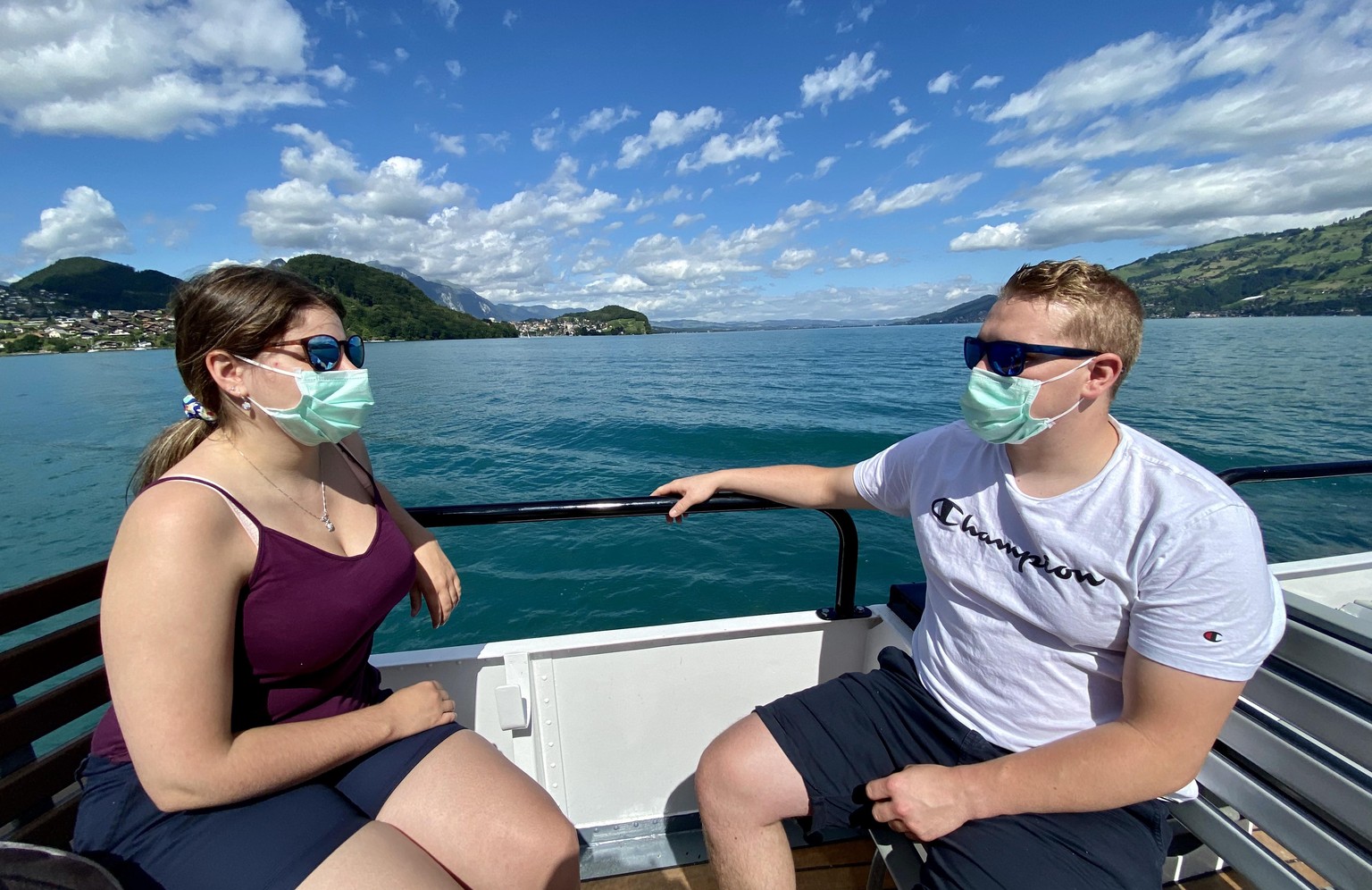 «Ich bekomme chli wenig Schnuuf und schwitze stark»: Gonina (22) und Ivan (22) versuchen den Bootstrip auf dem Thunersee trotzdem zu geniessen.