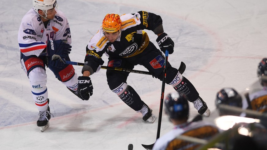 From left, Zurich&#039;s player Chris Baltisberger, fight for the puck with Ambri&#039;s Top Scorer Matt D&#039;Agostini, during the preliminary round game of National League A (NLA) Swiss Championshi ...