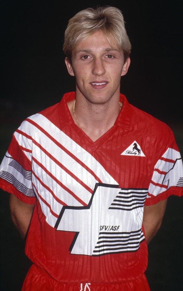 Portrait des Schweizer Fussballers Adrian Knup im Dress der Schweizer Fussball Nationalmannschaft, aufgenommen im Jahre 1990. (KEYSTONE/Str)