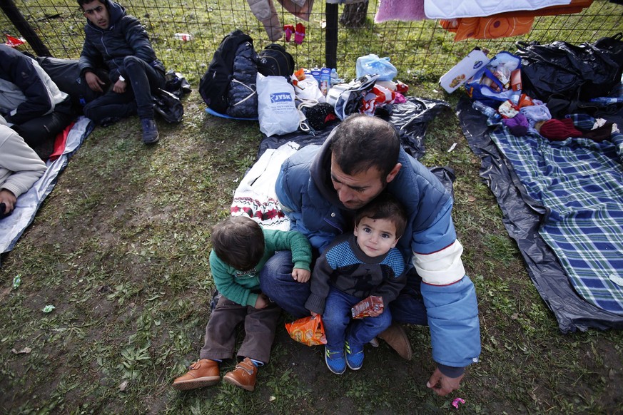 Migrants are camped near a police barricade at a border crossing in Izacici near Bihac, on Bosnia&#039;s border with Croatia, Tuesday, Oct. 23, 2018. Several dozen migrants, including children, have s ...