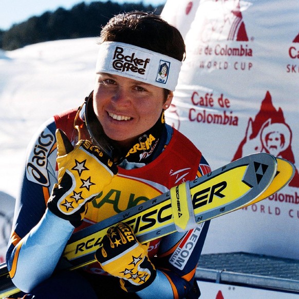 Bildnummer: 00172345 Datum: 17.12.1999 Copyright: imago/ExSpo
Isolde Kostner (Italien) freut sich über ihren Sieg; close, Lächeln, Ski, Skier Weltcup 1999/2000, Welt-Cup, Worldcup, World, WC, Abfahrt, ...