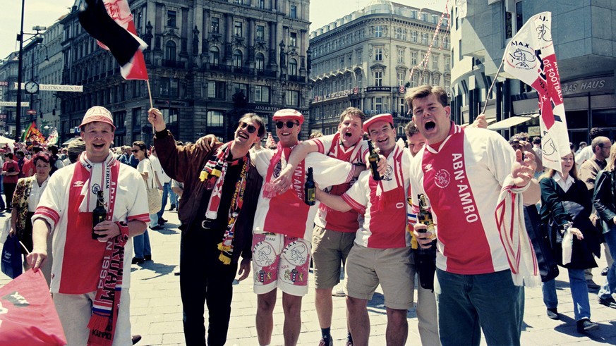 VIENNA, 24-05-1995 Champions League Final season 1994 / 1995. Ajax - AC Milan 1-0. erol2020 Ajax fans supporters before the game in the city centre of Wenen Ajax - AC Milan 1995 PUBLICATIONxNOTxINxNED ...