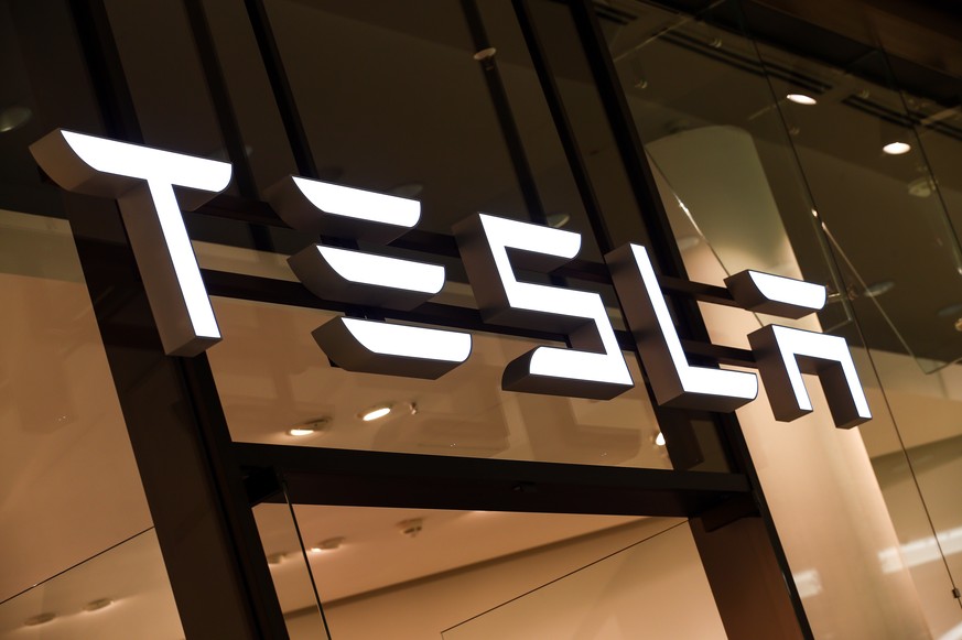 epa08560159 (FILE) - A Tesla logo is seen in a showroom in Berlin, Germany, 13 November 2019 (reissued 22 July 2020). Tesla, the most valuable auto company in the world after surpassing Toyota in earl ...