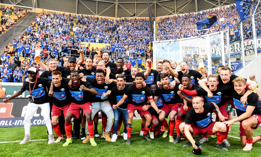 epa07584740 Paderborn players celebrate after the German Bundesliga second division soccer match between Dynamo Dresden and SC Paderborn 07 in Dresden, Germany, 19 May 2019. Paderborn promoted to the  ...